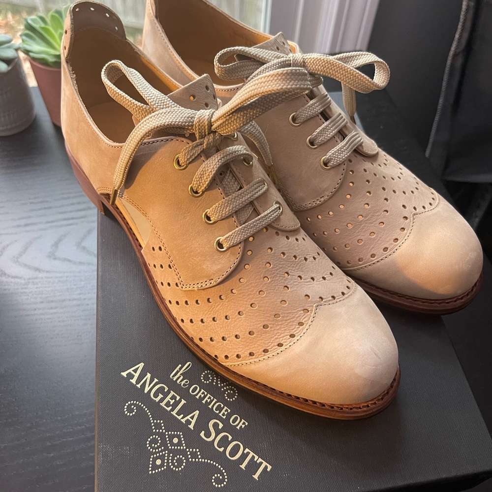 The Office of Angela Scott | Mr. Muffin Cutout Oxford | Size 39
